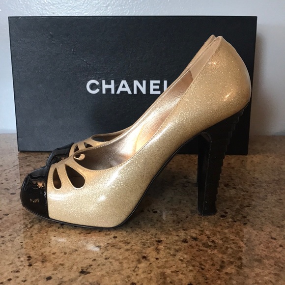 👠Authentic CHANEL Pumps 👠 - Picture 2 of 8